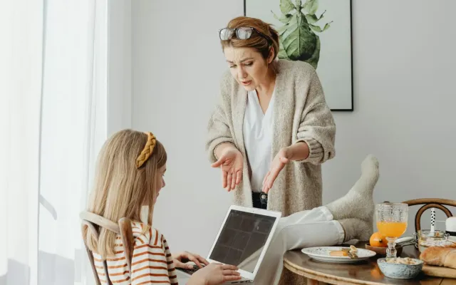Mum telling her daughter off